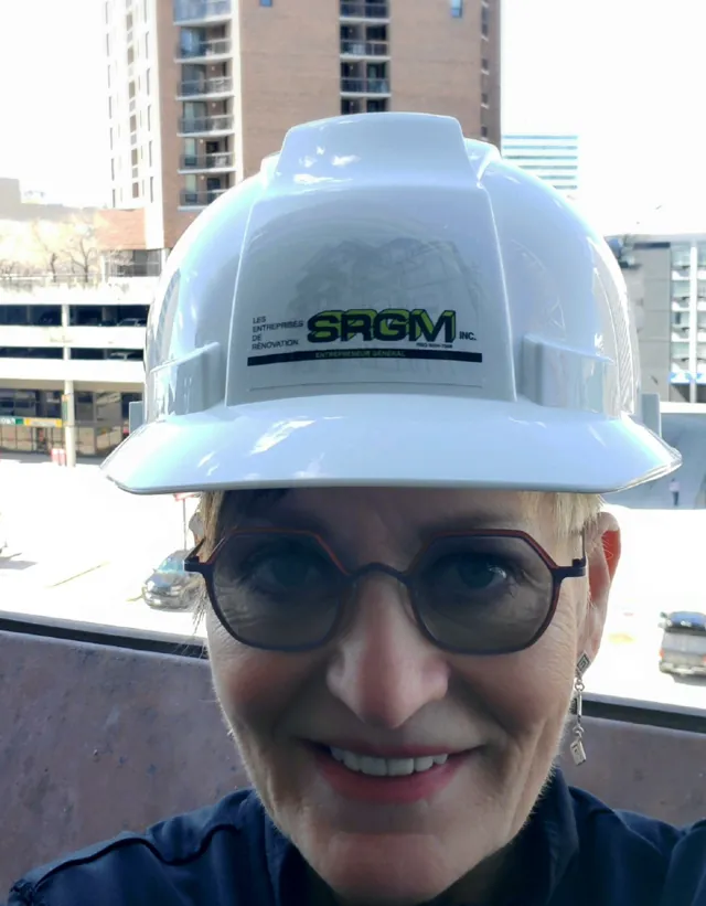 Sylvie Bolduc portant un casque SRGM